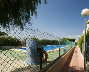 Bungalow przy Parque Aromatico z basenem i kortami 9
